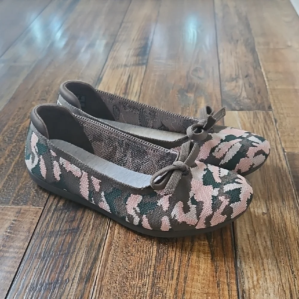 New Cloudsteppers by Clarks. Pink,Olive,White Camo Patterned Flats W/ Bow (Sz.8)